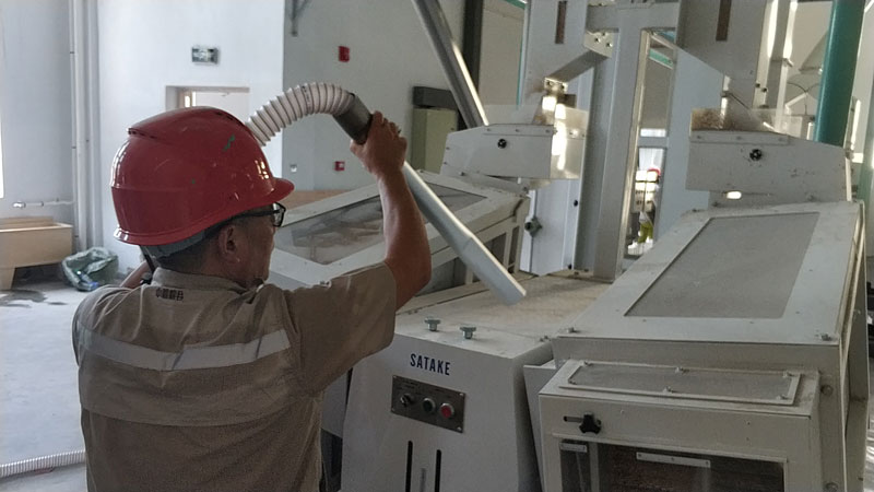 工人現場使用中央吸塵係統的清掃工具